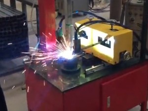 护栏配件-单轴自动底板焊机视频