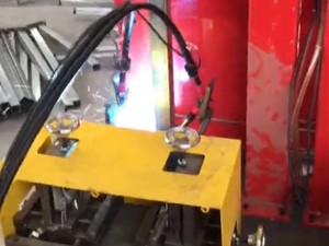 护栏配件-双轴双工位底板焊机视频